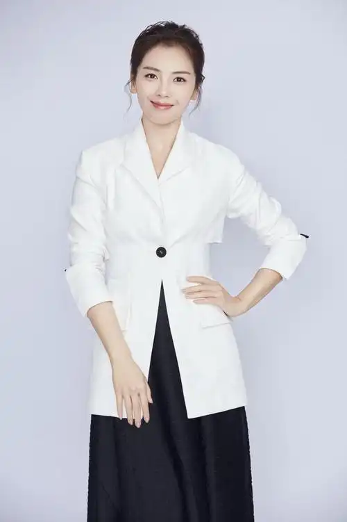 奔四的女性少点穿西装配牛仔裤,学刘涛这样穿,简直气质到骨子里