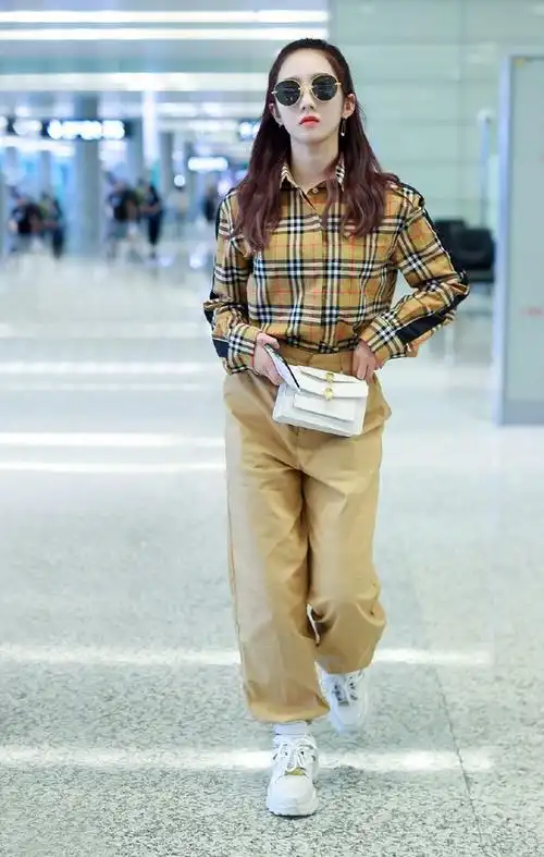 孟美岐机场造型真时髦burberry衬衫配休闲裤白色腰包a爆了