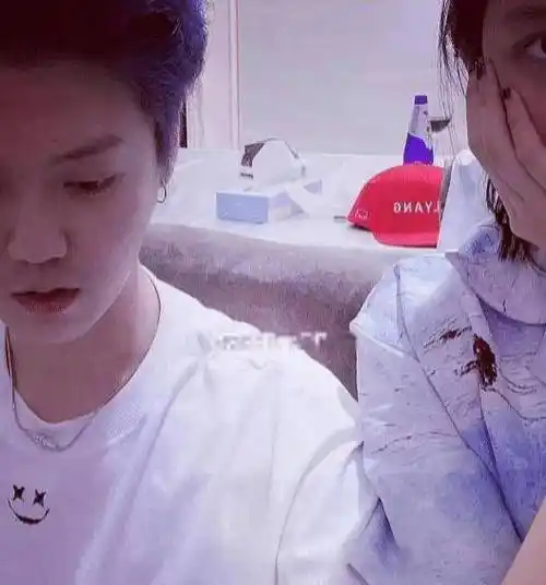 懒理鹿晗粉丝吃醋,关晓彤晒男友视角"吃红薯照",戴大框眼镜很清秀