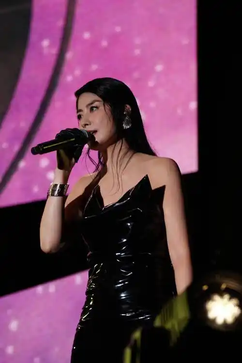 天后陈慧琳帅炸开唱,过万粉丝齐集新加坡 _音乐_星悦