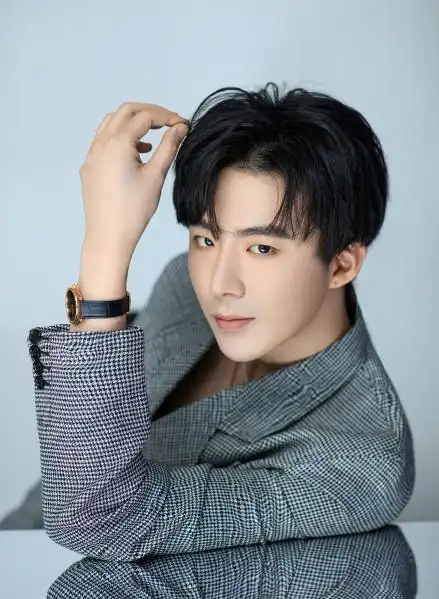 知名歌手刘宇宁片场抽烟被拍!吞云吐雾姿势娴熟,频称为唱歌戒烟