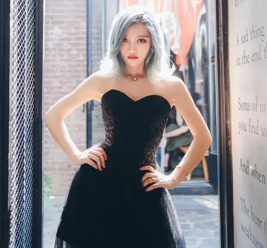 漂亮的银色头发女孩