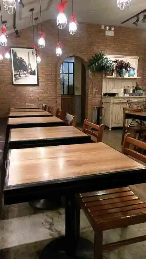 玛格萝妮餐厅(长阳店)-"四五年前了吧 和高中同学一起去的 她推荐.