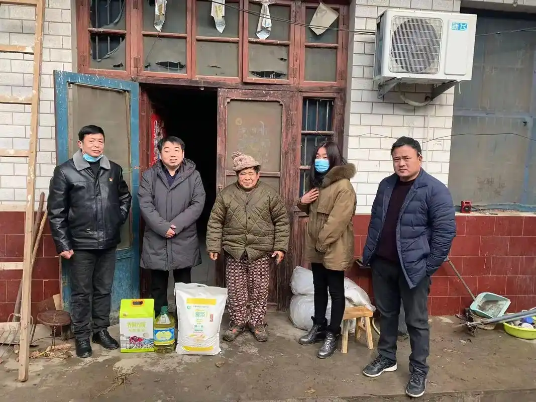 鹿邑县新华书店领导到宋河镇卢尧行政村对三类户走访慰问,为他们 - 抖