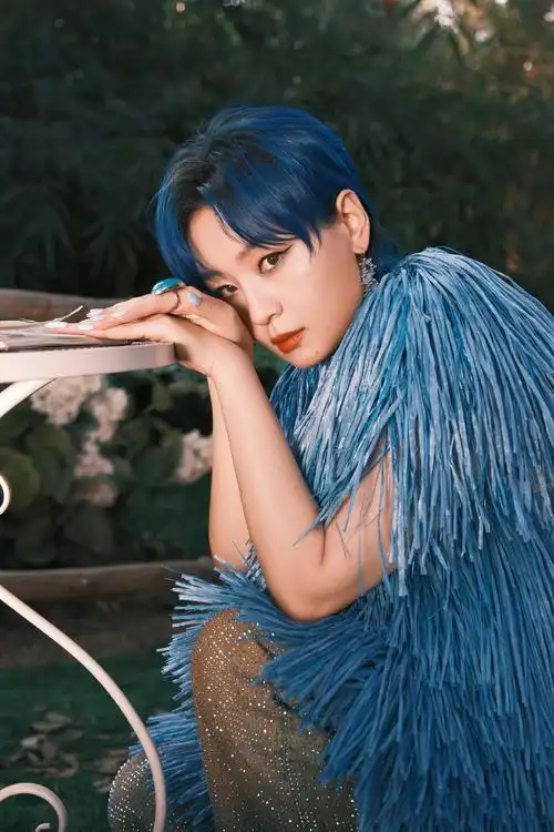 ##周笔畅声生不息大湾区季#
踏入烂漫花丛,一抹蓝色在