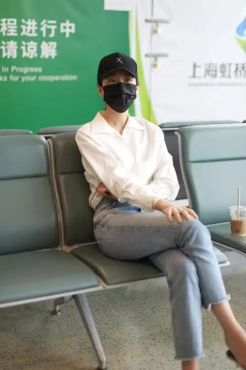 杨采钰露笑眼温柔似水 白衬衫配牛仔裤变清新美人