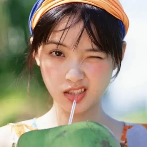 睁一只眼闭一只眼开心女生头像图片