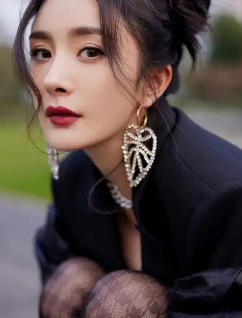 杨幂哪吒头造型写真曝光 化身小魔女青春减龄