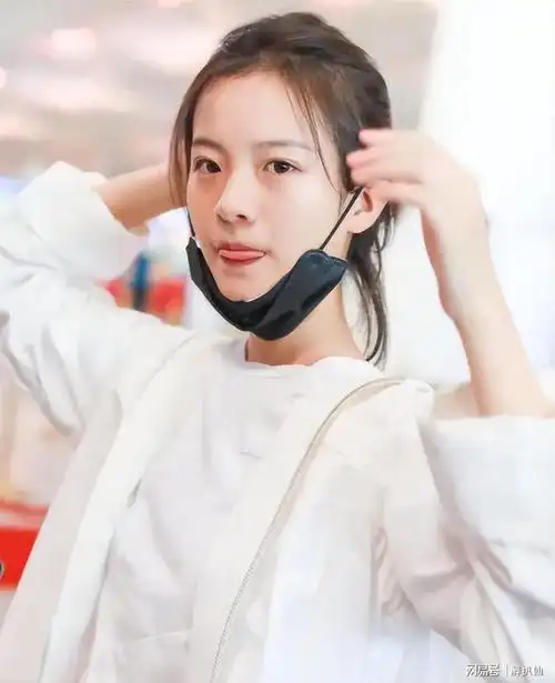 李庚希:获京圈大佬徐静蕾力捧,倪萍护航,吞云吐雾