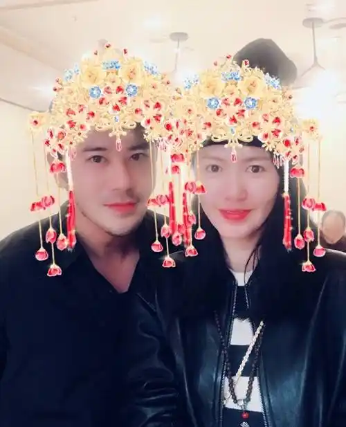 谭维维与老公带娃外出游玩一家四口罕见同框一儿一女超幸福