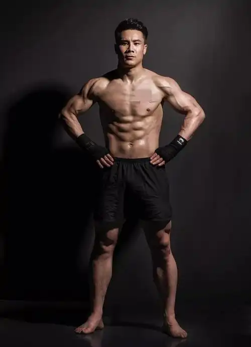 邱建良晋升世界第一大秀肌肉网友第二个李小龙