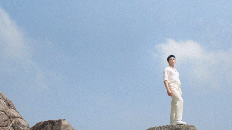 吴磊xevidens┊置身于蓝天白云之下于海边嬉戏玩耍