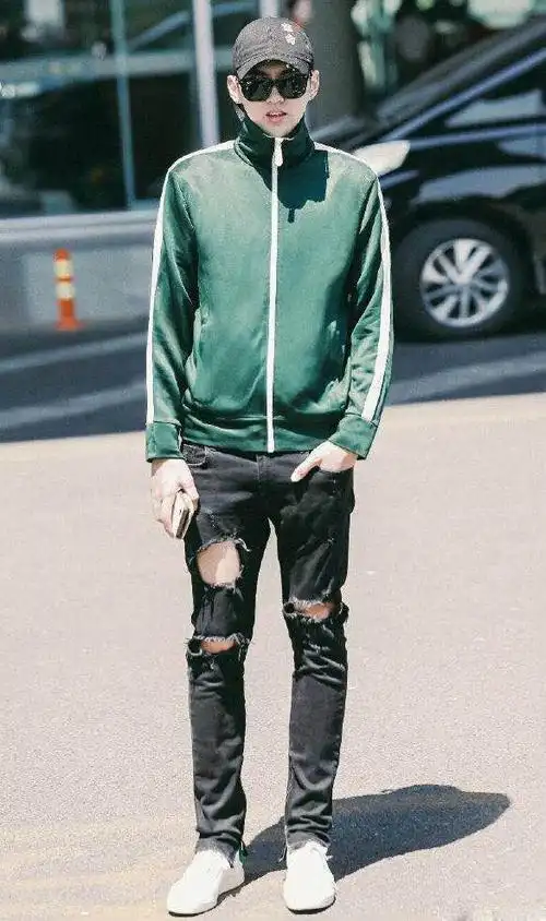 吴亦凡用船运成吨衣服,刘昊然却和助理穿一件外套