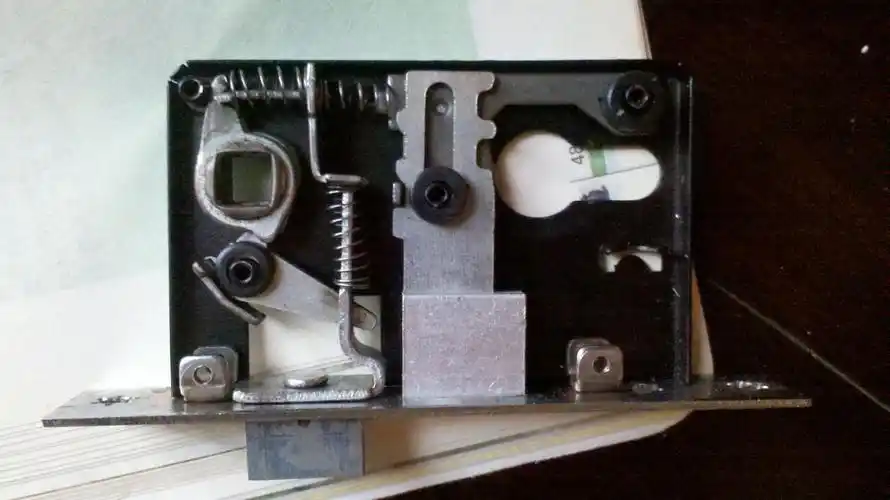 我把钥匙断在防盗门锁里了,把锁拆开后,到最后一层,有个弹簧崩开了