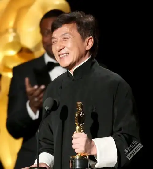 成龙获奥斯卡终身成就奖 与史泰龙兴奋握手