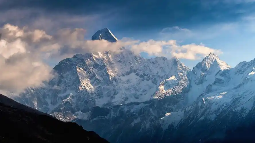绝美雪顶山峰高清桌面壁纸