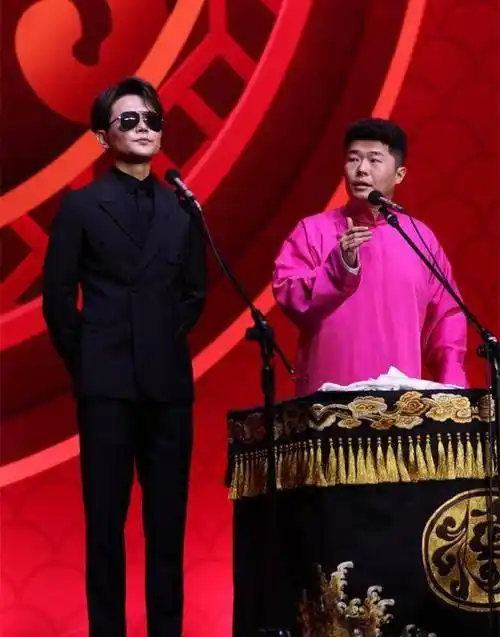 德云社孟鹤堂发文,穿着大褂在外野营,帅气造型引粉丝热议_周九良_观众