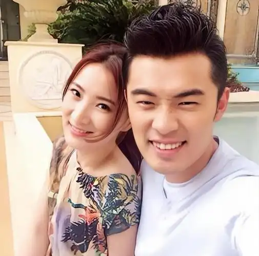 陈赫二婚娶网红张子萱婚后连生二胎如今一家四口其乐融融