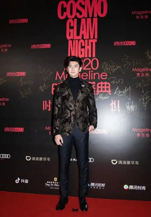 张云龙拍摄时尚大片穿灯芯绒套装尽显高挺身材果真是贵公子