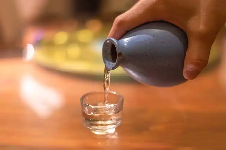 喝酒 白酒 两个图片_喝酒 白酒 两个高清图片素材库