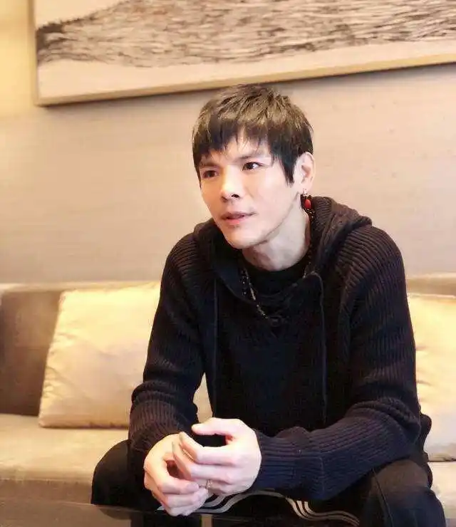 原创现代李小龙炮轰王思聪向佐都是啃老成名论长相才华没比谁强