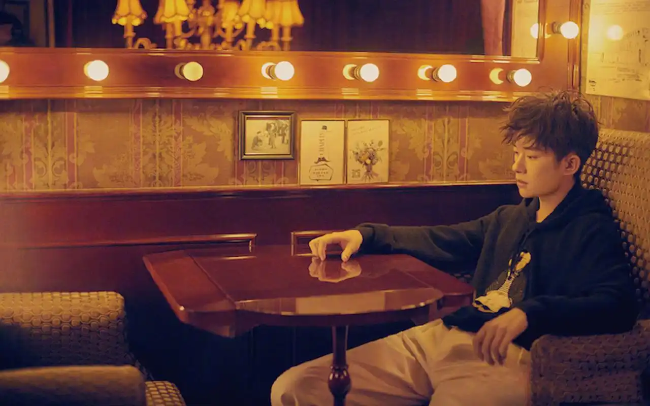 易烊千玺帅气时尚高清桌面壁纸