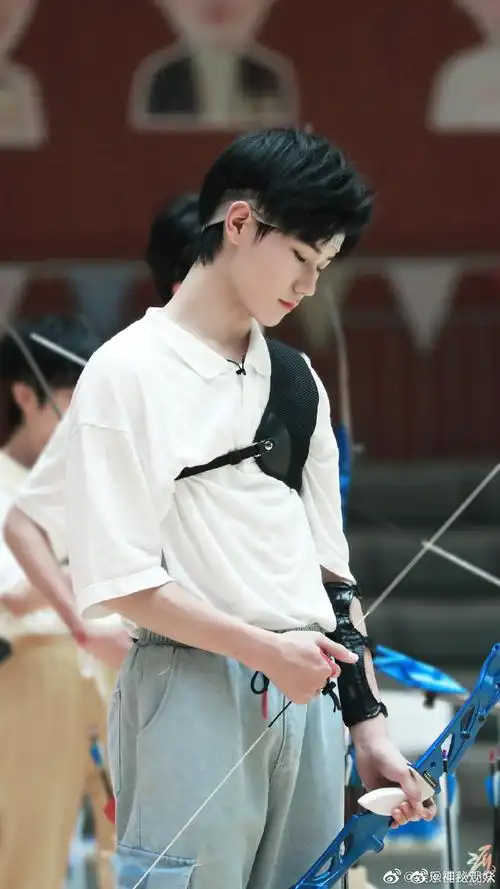 见过射箭最帅的人#张真源家族运动会射箭,戴着发带就像日漫少年野般