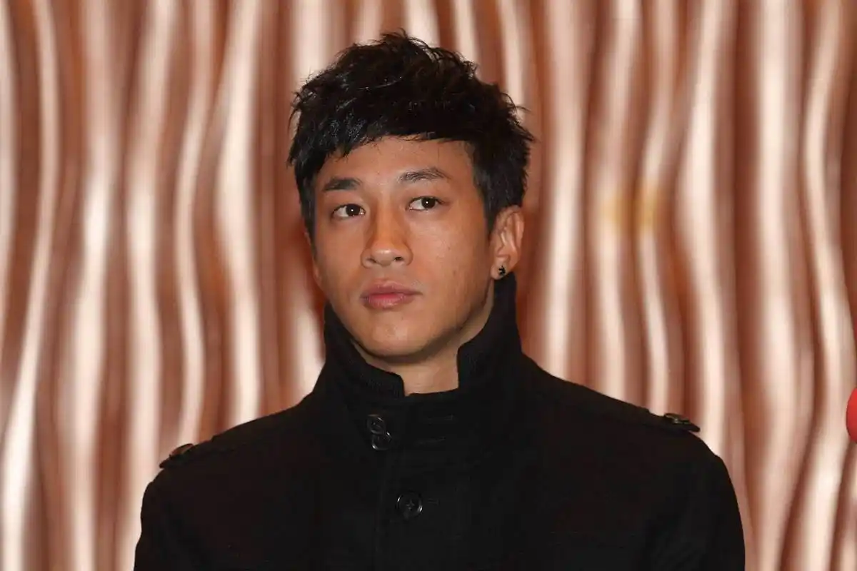 但是组合起来就感觉很帅,相比之下留着胡子的陈晓都不如何润东帅了