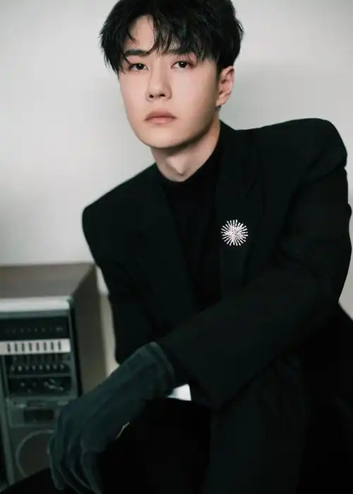 王一博黑西装大衣##王一博太阳花胸针