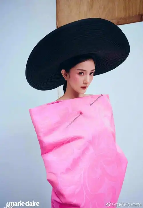 杨幂羽毛帽##杨幂这身材低调不了一点