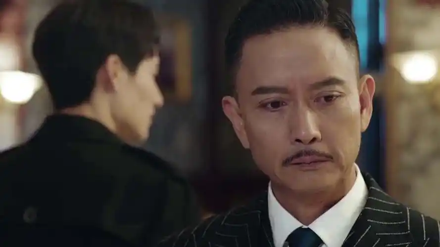 本来前途无限的谢君豪就因为火灾毁容失去了所有的工作机会