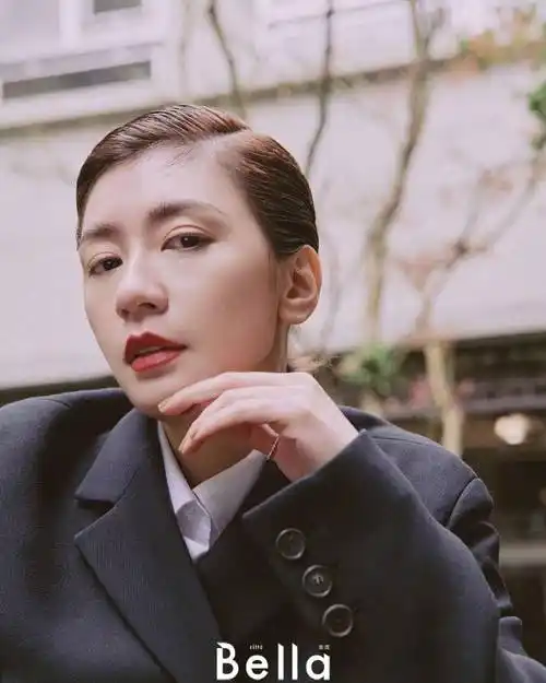 贾静雯西装大片释出短发红唇诠释中性魅力