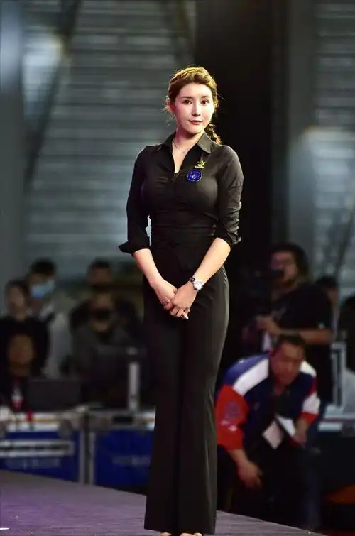 刘太阳翘臀女神曲线完美人称凹凸曼成了全场的焦点