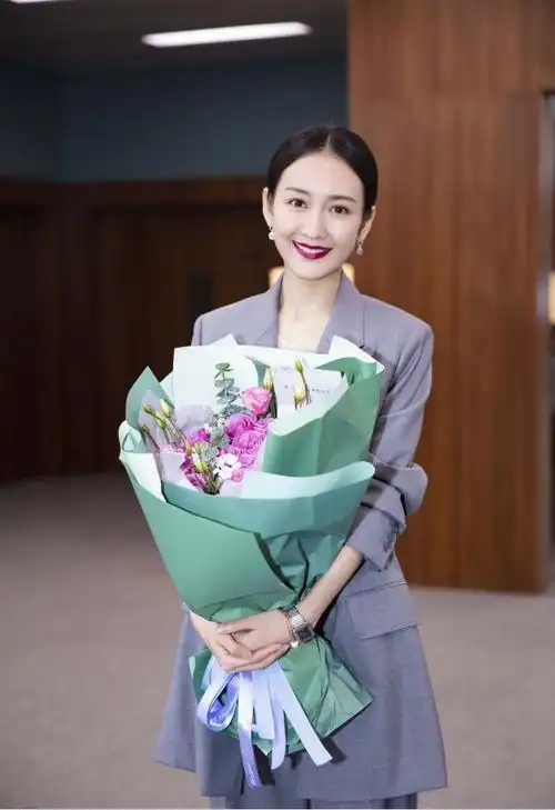 王鸥机场穿搭超有高级感蓝色衬衫搭配黑色紧身裤意外时髦减龄