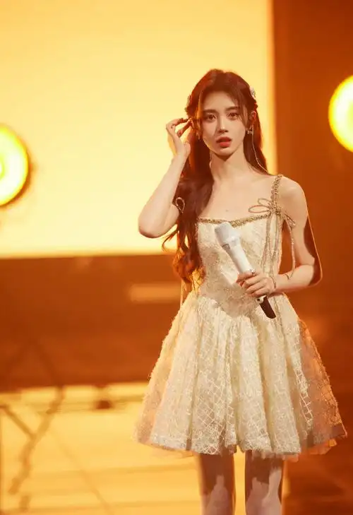 千零一夜舞台第二波花絮照~仙气飘飘的公主,明晚我们不见不散~@鞠婧祎