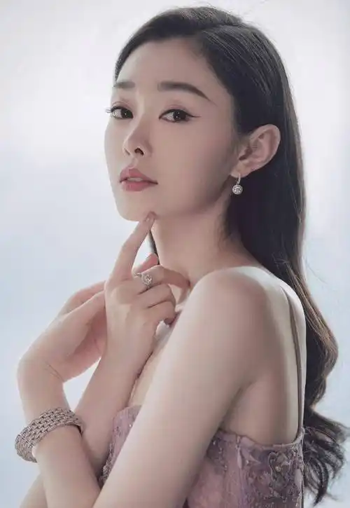 知名女星宋轶公开美白方法,面不改色生吞柠檬,肤色比旁人白太多