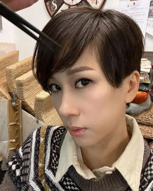 45岁文颂娴时隔两年再拍剧晒剧组盒饭超美味短发造型似20多岁