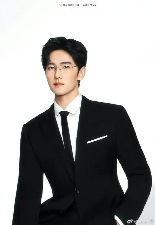 杨洋版孟宴臣#如果杨洋用孟宴臣的造型,黑西装77眼镜的,这也太肆怂