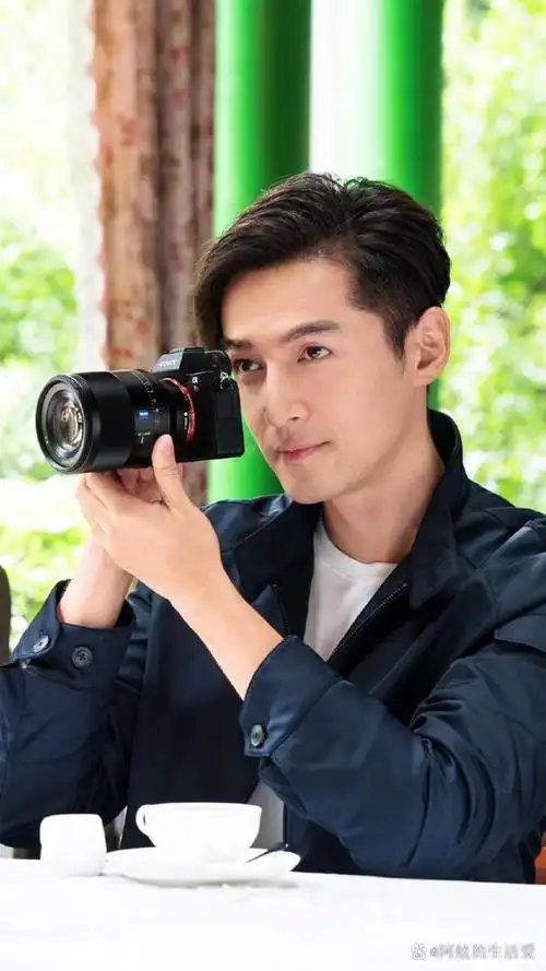 胡歌:才华横溢的演员 胡歌,这位才华横溢的演员,以其独特的魅力和精湛