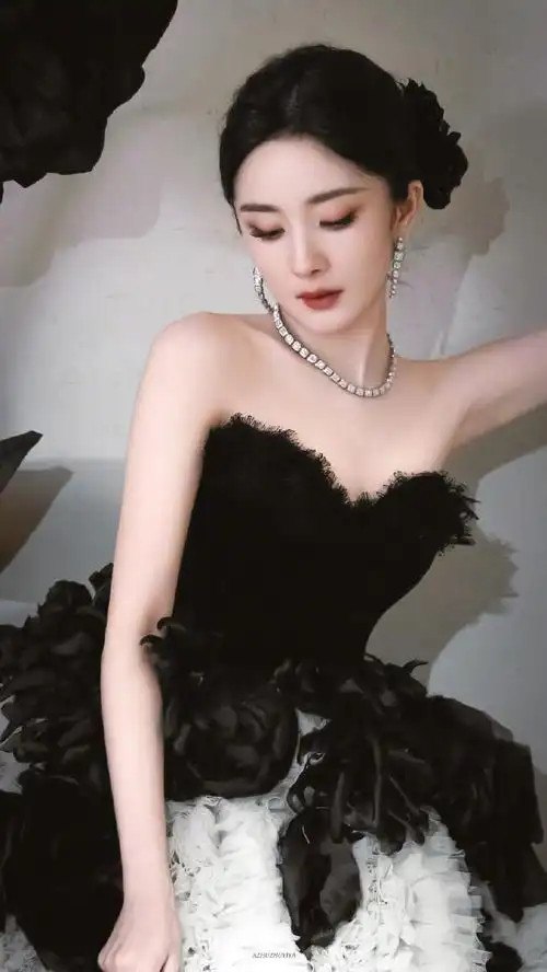 杨幂的临场反应##杨幂把裙子上掉的黑玫瑰绕在手指上