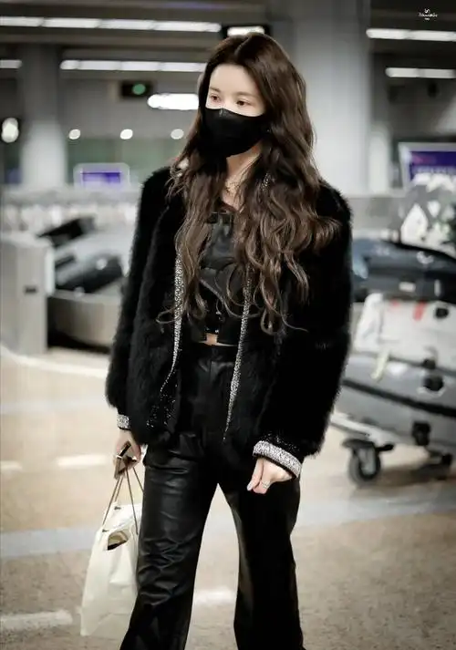 1,刘些宁真是酷中带甜,穿黑色小皮草配高级皮裤,一身穿搭太高级了