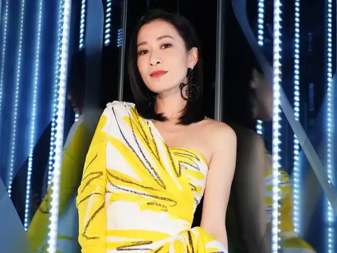 那年,佘诗曼正好夺得香港小姐选美大赛的季军.