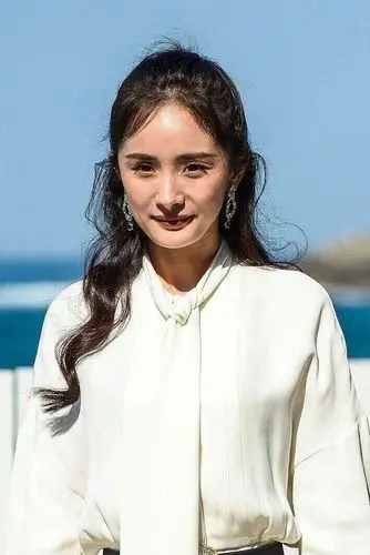 杨幂太喜欢扮嫩,学小姑娘穿绿裙,生图的皱纹早就出卖她了!