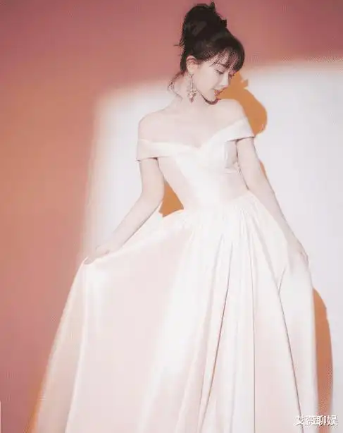 都说杨紫脸崩了但当她穿上礼服后时尚无比我只看她的身材就够了