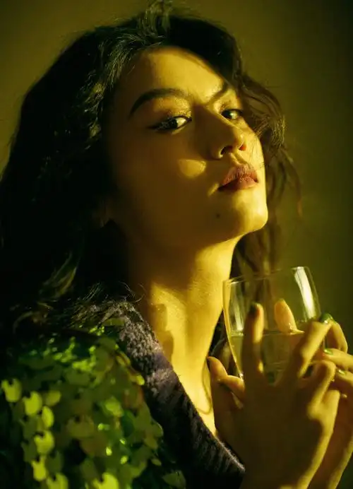 春夏一袭绿色鱼鳞亮片裙搭配复古卷发,文艺灵动的女演员气质,慵懒迷离