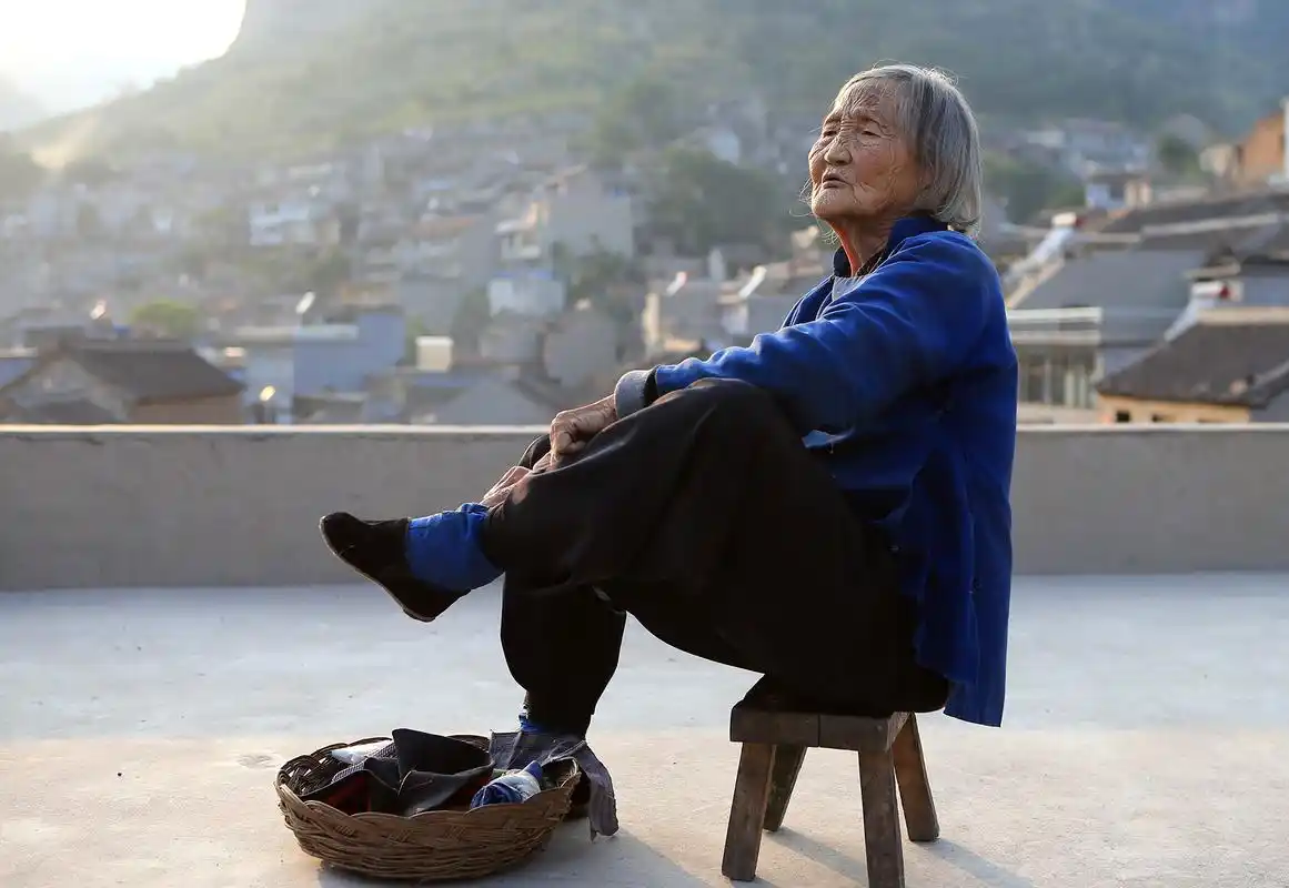 94岁小脚老太太眼不花耳不聋,还能做针线活!她有何长寿秘诀?