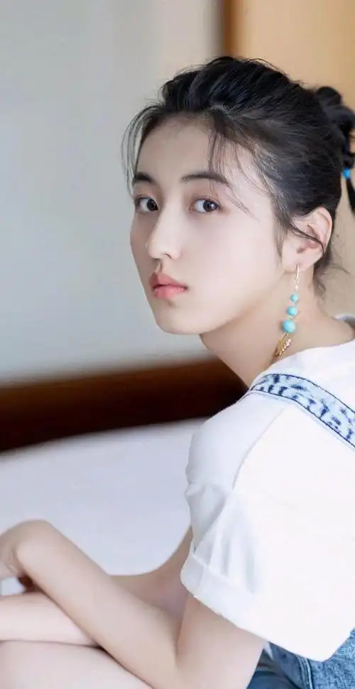 张子枫清纯写真照,喜欢的收藏哦