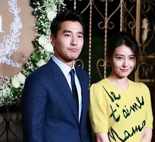 高圆圆勾着老公脖子,隔口罩与赵又廷亲吻,身旁女儿见惯了很淡定