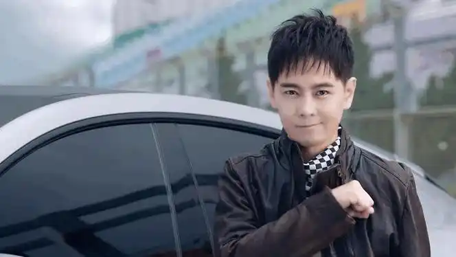 林志颖在最新短片中,赛车服造型帅气有型……__财经头条