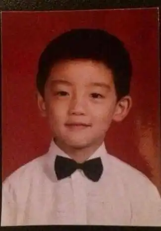 小猎豹邓凯,样子变化不大,小时候就坏坏的帅帅的.